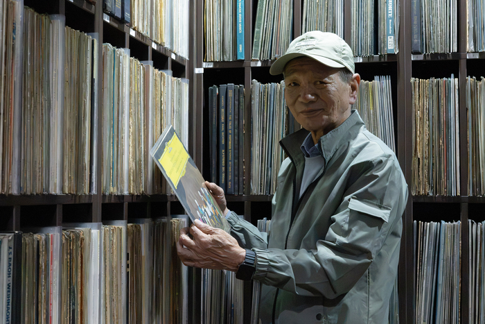 녹향 2대 운영자 이정춘 씨가 DJ BOX 내부에 있는 LP 진열대 앞에서 포즈를 취하고 있다. 정수민기자