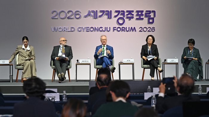 8일 경북 경주시 경주화백컨벤션센터에서 열린 2026 세계 경주포럼 대담회에서 앤디 프랫 영국 런던시티 세인트조지스대학교 명예교수가 발언하고 있다. 2025년 경주 APEC 정상회의 성과를 이어가기 위해 마련된 이번 포럼은 9일까지 열리며, APEC 회원국을 비롯한 25개국과 30여 개 국내외 대학이 참여해 인공지능(AI)과 역사·문화 등을 주제로 논의한다.
이윤호기자 yoonhohi@yeongnam.com