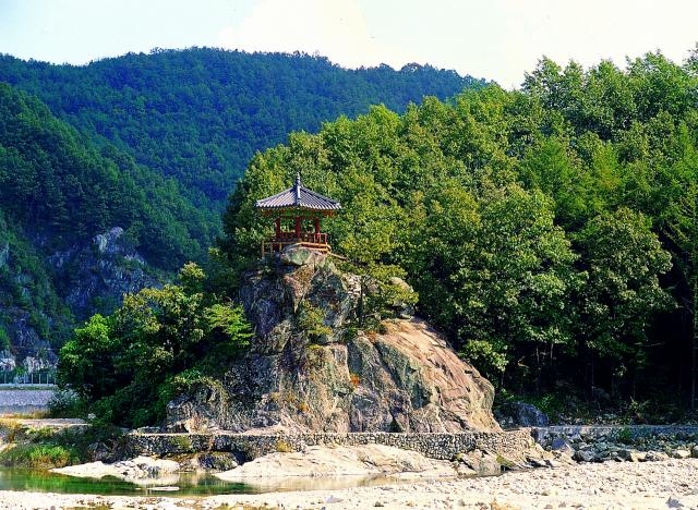 성주 무흘구곡 일대의 거대한 암반 위에 정자가 자리하고 있다. 주변 산림과 계곡이 어우러진 풍경은 한강 정구의 학문과 구곡문화에 담긴 자연과 인간의 조화를 생각하게 한다. 성주군 제공