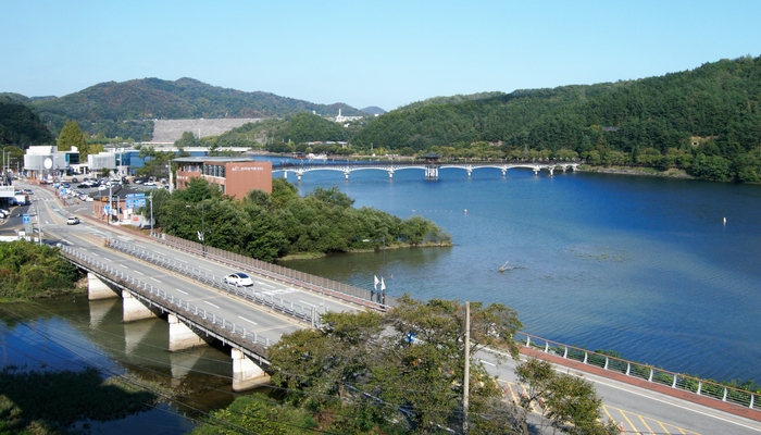 성락하늘철교에서 보이는 낙동강과 월영교. 강변 도로와 멀리 안동댐까지 훤히 보인다.