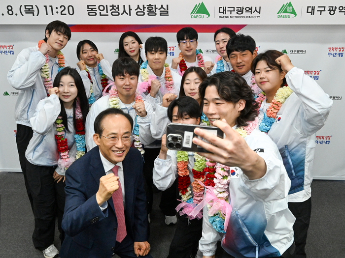 8일 대구 중구 대구시청 동인청사 상황실에서 열린 2026 아이치·나고야 아시안게임 출전선수 격려식에서 추경호 대구시장과 대구 소속 출전 선수들이 휴대전화로 기념사진을 찍고 있다. 이날 행사에는 금메달을 획득한 사격 이건혁, 근대5종 성승민, 펜싱 도경동, 핸드볼 이원정과 은메달을 획득한 수영 지유찬, 테니스 박의성, 사격 반효진 등 메달리스트를 비롯해 대회에 출전한 지역 선수들이 참석했다. 정세영 수습기자