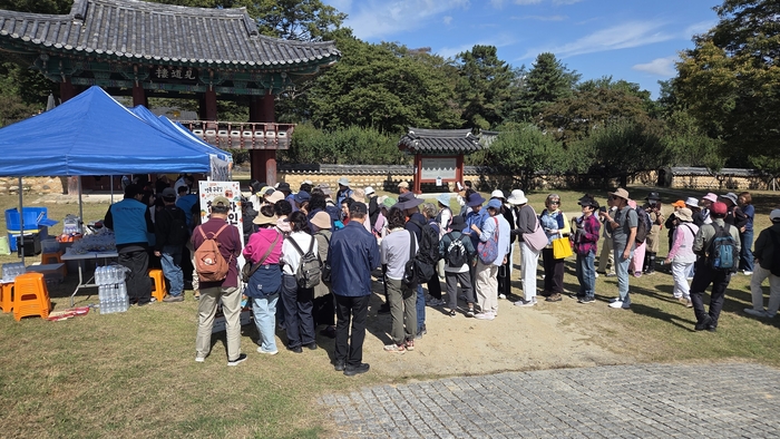 지난 4일 경북 성주군 수륜면 회연서원 일원에 특별한 가을 여행객들이 모였다. 150여 명의 참가자가 안동·대구MBC 라디오 생방송을 들으며 대가천 물길을 따라 걸었다.성주군 제공