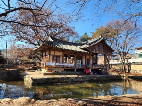 경북 봉화군 춘양면 의양리에 자리한 국가 보물 봉화 한수정 전경. 1608년 충재 권벌의 손자 권래가 건립한 정자로, 세 면을 감싸는 와룡연(臥龍淵)과 고목이 어우러져 조선시대 선비들의 자연관과 정원 미학을 보여준다. 황준오기자