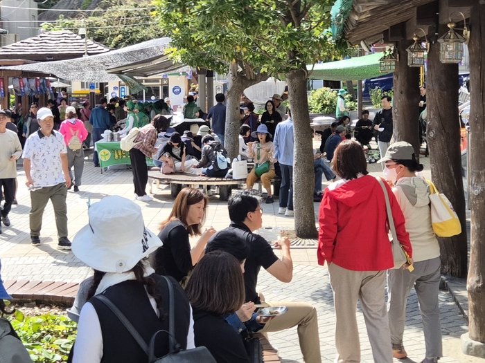 9일 낮 경북 울릉군 울릉읍 도동소공원에서 새마을지도자울릉군부녀회가 마련한 울릉도 으뜸! 향토나물 시식회가 열리고 있다. 홍준기 기자