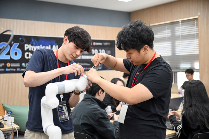 9일 대구 북구 경북대학교 크리에이티브파크에서 열린 피지컬 AI 챌린지(PAC 2026) 2분과에서 참가자들이 HD현대로보틱스가 제시한 혼합 팔레타이징 적재 패턴 생성과 표면가공 최적 경로 생성 미션을 수행하기 위해 로봇팔을 조정하고 있다. 이번 대회는 지역 제조기업의 현장 과제를 AI·로봇 기술로 해결하는 산업 연계형 해커톤으로, 10일까지 진행됐다. 정세영 수습기자
