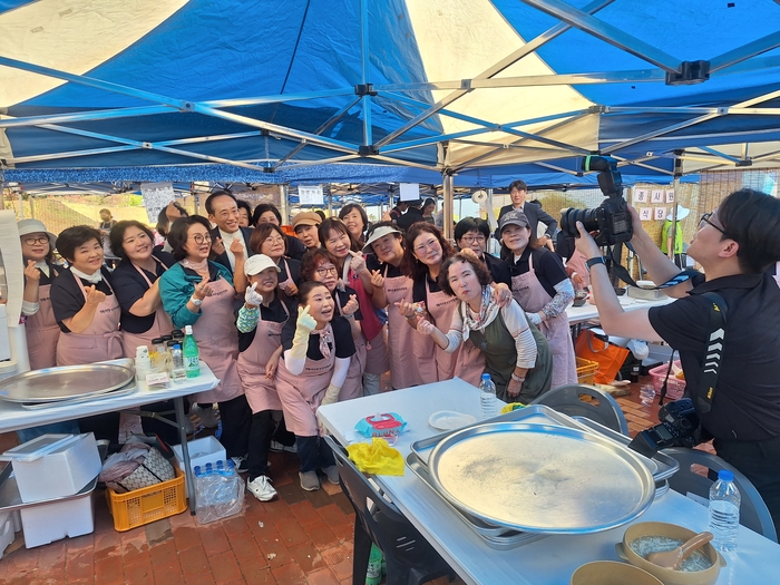 9일 대구 달성종합스포츠파크에서 열린 제31회 달성군민의 날 기념 군민체육대회 행사장에서 추경호 대구시장과 먹거리 부스 관계자들이 손가락 하트를 만들어 보이며 기념촬영을 하고 있다. 강승규 기자