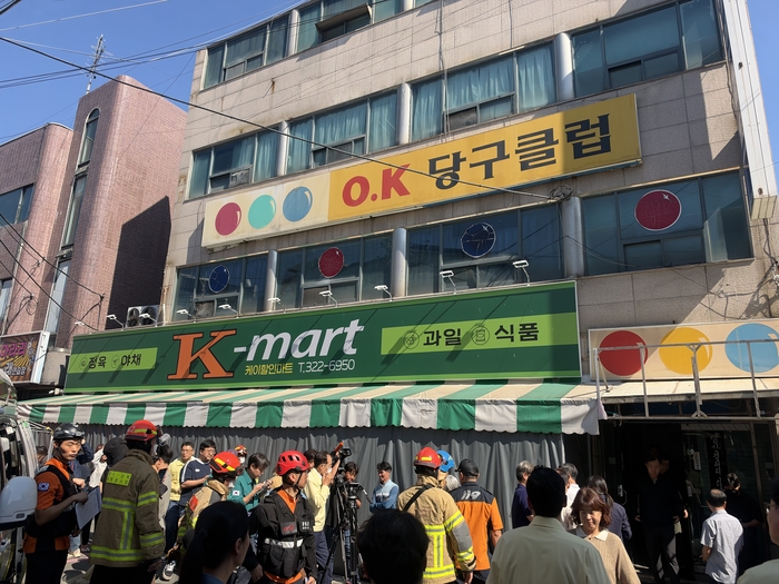 10일 대구 북구 관음동의 한 상가건물 2층에서 천장 마감 구조물이 떨어져 38명이 다친 가운데, 건물 앞에 소방대원과 관계자들이 모여 사고 수습에 나서고 있다. 사고가 발생한 건물 1층에는 K마트가 입점해 있다. 김종윤기자