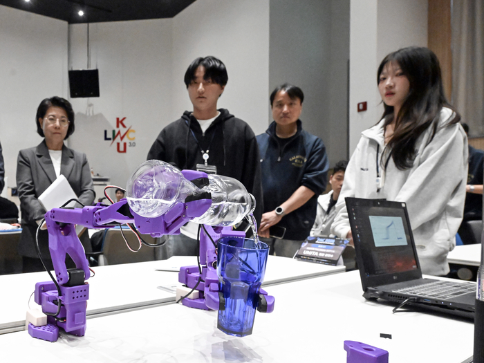 10일 대구 북구 경북대학교 크리에이티브파크에서 열린 피지컬 AI 챌린지(PAC 2026) 1분과에서 UNITA팀이 자율주제로 개발한 로봇 장치로 물병의 물을 컵에 따르는 과정을 시연하고 있다. 참가팀들은 기업 과제나 자율주제를 바탕으로 시제품을 제작해 이날 심사위원들 앞에서 발표하고 시연했다.
정세영 수습기자 sy302@yeongnam.com