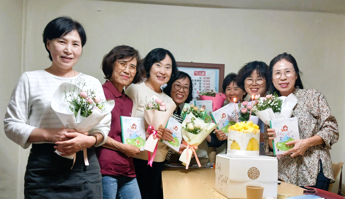 동시 모임 도깨비바늘 구성원들이 동시집 콧구멍 안에 샘하나를 발간하고 기념촬영을 하고 있다. <차경아 시인 제공>