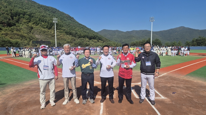 10일 청도베이스볼파크 구장에서 개막된 2026청도신화랑배 전국사회인야구대회에서 시구시타를 마친 내빈들이 사인볼을 들고 기념촬영을 하고 있다.