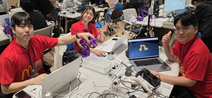 9일 오후 3시 30분 대구 경북대 크리에이티브파크. 2026 피지컬 AI 챌린지에 참여한 맥도날드버거킹팀이 포즈를 취하고 있다. 김민진 수습기자