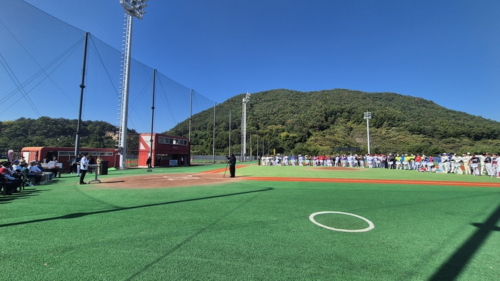 10일 청도베이스볼파크 구장에서 개막된 2026청도신화랑배 전국사회인야구대회에서 박권현 청도군수가 환영사를 하고 있다.