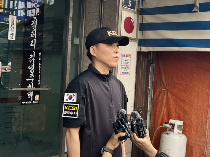대구경찰청 박명호 과학수사계장이 11일 오전 대구 북구 관음동 한 상가건물의 천장 마감재 붕괴 사고 현장 합동감식 후 브리핑을 진행 중이다. 홍예원 수습기자