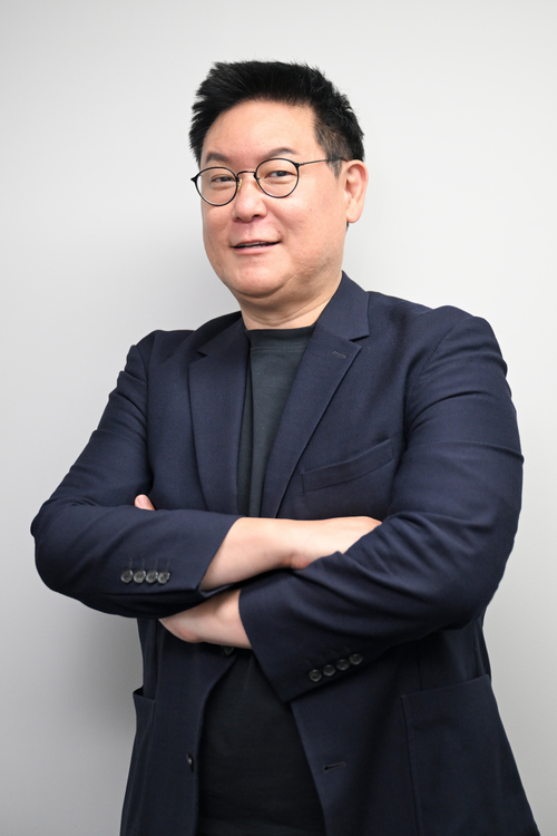 9일 대구 북구 경북대학교 크리에이티브파크에서 데니스 홍 캘리포니아대학교 로스앤젤레스캠퍼스 교수가 인터뷰에 앞서 포즈를 취하고 있다. 정세영 수습기자