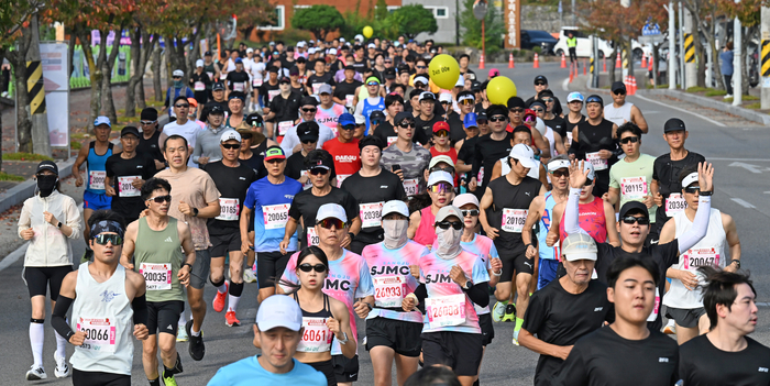 11일 경북 문경시 점고길에서 열린 2026 문경 오미자 하프마라톤대회에서 하프코스 참가자들이 도로를 달리고 있다. 이윤호기자 yoonhohi@yeongnam.com
