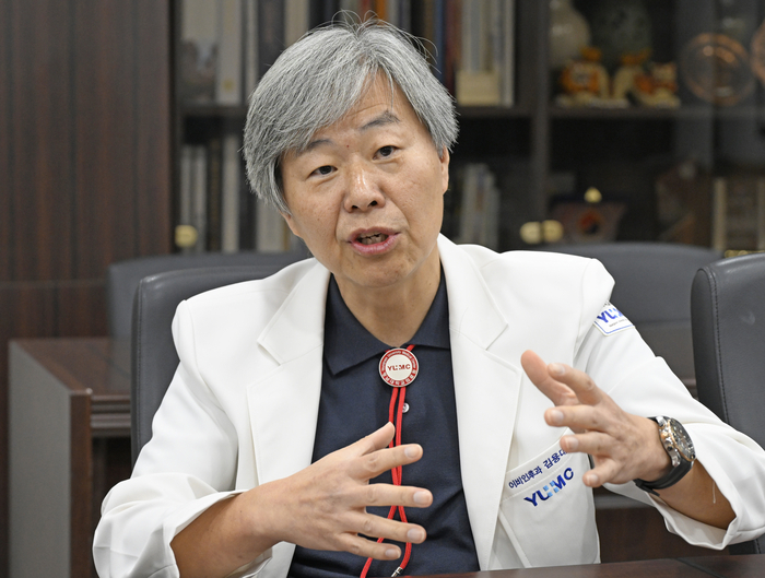 김용대 영남대의료원장이 지난 8일 영남대병원 접견실에서 의료원 시설투자 계획에 대해 설명하고 있다.이윤호 기자