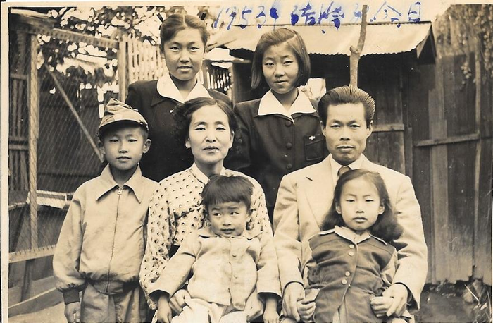 1953년 대구 대봉동 자택에서의 이종하(두 번째 줄 맨 오른쪽) 선생과 가족들. 맨 앞줄 왼쪽이 이정우 전 청와대 정책실장. 이정우 실장 제공