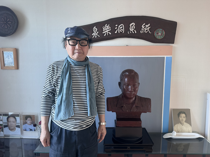이광달 화백이 경산 자택에 있는 아버지 이원식 선생 흉상 앞에 섰다. 조현희기자