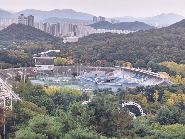 12일 오후 대구 달서구 이월드 83타워 전망대에서 내려다본 두류공원 유니버시아드 테니스장 일대. 울창한 숲으로 둘러싸인 이곳은 대구시가 추진하는 2만석 규모의 스포츠·공연 복합 돔구장 건립 예정지다. 강승규기자
