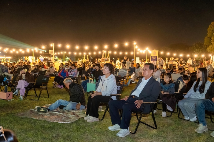 지난 9~10일 성주 성밖숲에서 열린 나이트 참크닉&워킹과 2026 대한민국 밤밤페스타의 풍경, 전화식 성주군수 내외가 행사에 참여하고 있다. 성주군 제공