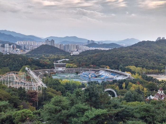 12일 오후 대구 달서구 이월드 83타워 전망대에서 내려다본 두류공원 유니버시아드 테니스장 일대. 울창한 숲으로 둘러싸인 이곳은 대구시가 추진하는 2만석 규모의 스포츠·공연 복합 돔구장 건립 예정지다. 강승규기자