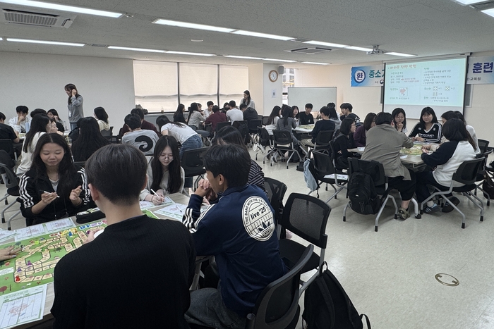 11일 영남일보 4층 HRD교육원에서 열린 희망인재프로젝트 10월 공동행사 인생 마라톤 : 42.195㎞에서 멘토·멘티들이 프로그램을 진행하고 있다. 정수민기자