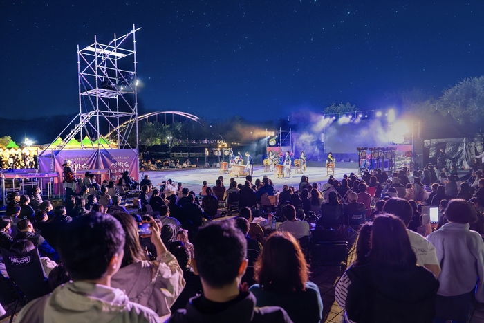 지난 9~10일 성주 성밖숲에서 열린 나이트 참크닉&워킹과 2026 대한민국 밤밤페스타의 풍경. 성주군 제공
