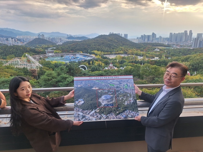 12일 오후 대구 달서구 이월드 83타워 전망대에서 대구시 나채운(오른쪽) 체육진흥과장이 스포츠·공연 복합 돔구장 건립 계획을 설명하고 있다. 강승규기자