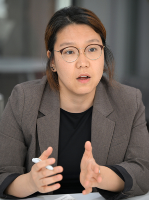 12일 그룹 인터뷰에서 유슬아 별들의 도시 은하 대표가 대구에서 직업 활동을 하며 느끼는 이점에 대해 설명하고 있다. 이윤호기자