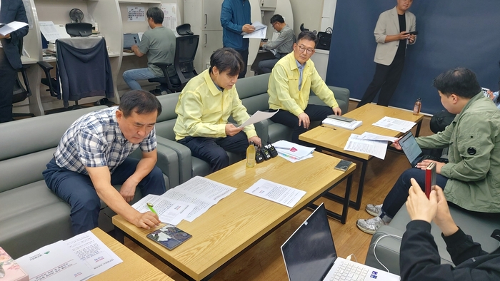12일 대구시청 기자실에서 박희준(왼쪽 둘째) 대구시 재난안전실장이 북구 관음동 상가건물 천장 마감재 붕괴 사고와 관련해 노후 건축물 긴급 안전점검 계획을 설명하고 있다. 강승규 기자