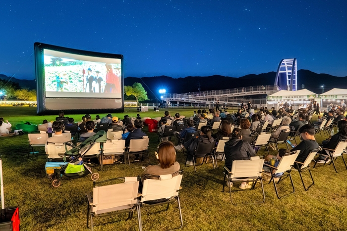 지난 10일 성주 성밖숲에서 열린 나이트 참크닉&워킹과 2026 대한민국 밤밤페스타의 풍경, 영화 왕과 사는 남자 가 상영되고 있다. 성주군 제공