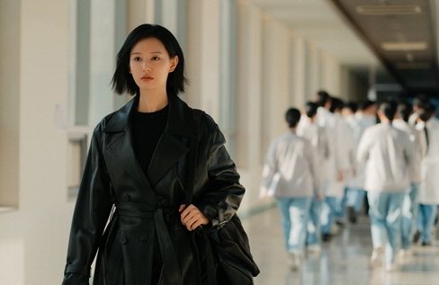 천재적인 수술 실력으로 거대한 부조리를 깨부수는 닥터X: 하얀 마피아. <SBS 제공>