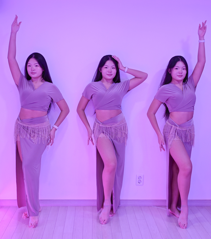 지난 8일 대구 남구 그레이스연습실 남산점에서 만난 조다원양이 벨리댄스 동작을 선보이고 있다. 조다원양의 다양한 동작을 한 화면에 담기 위해 다중노출 기법으로 촬영했다. 이현덕기자