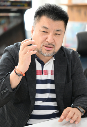 12일 그룹 인터뷰에서 전충훈 스테이션알 대표가 지역에서의 역할과 행정통합에 대해 설명하고 있다. 이윤호기자
