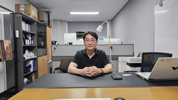 지난 13일 오전 전두용 영남이공대 사이버보안과 교수가 연구실에서 영남일보와 인터뷰하고 있다. 정지윤기자
