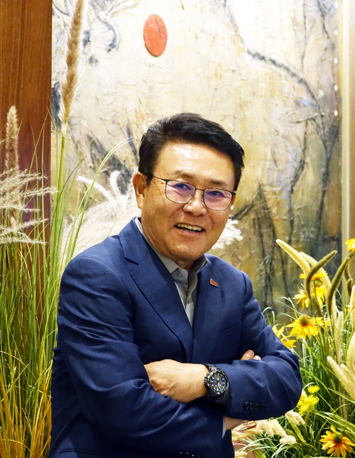 강동한 한호산업<주> 회장이 지난 7일 서울의 한 호텔에서 포즈를 취하고 있다. 그는 끊임없이 기회를 창출하고 혁신하는 것을 모토로 삼고 있다. 박진관기자