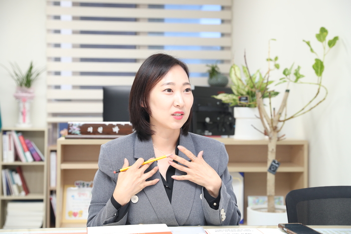 박윤경 구미시의원이 영남일보와 인터뷰를 하고 있다. 박용기 기자