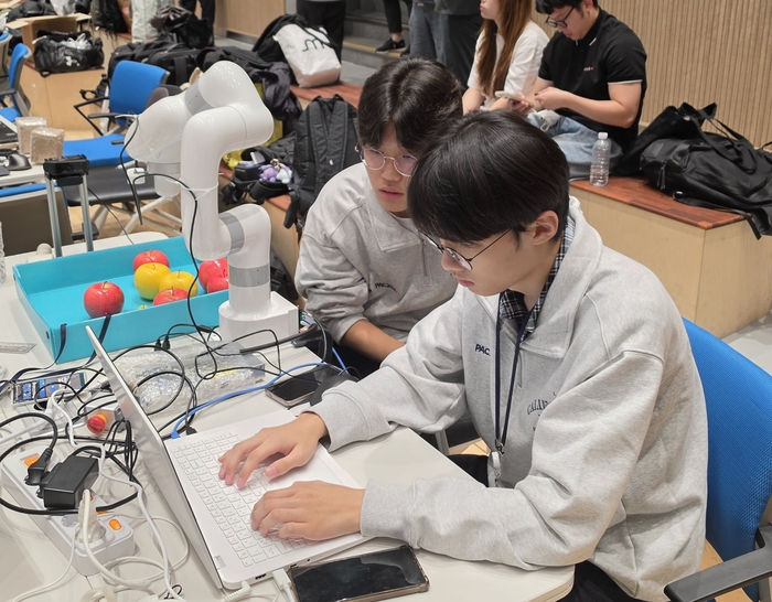 9일 오후 4시 30분경 대구 북구 경북대학교 크리에이티브파크. 2026 피지컬 AI 챌린지에 참여한 고등학생 팀 트윈이 과제 해결을 위해 고민하고 있다. 김민진 수습기자