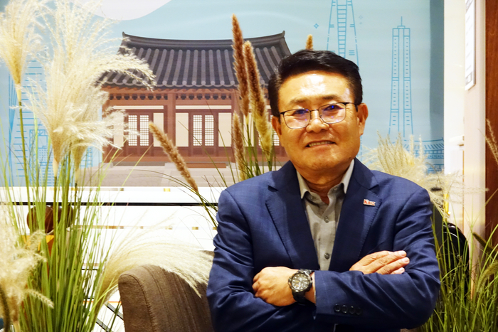 강동한 한호산업<주> 회장이 지난 7일 서울의 한 호텔에서 포즈를 취하고 있다. 그는 기업은 모름지기 끊임없이 기회를 창출하고 혁신해야 한다고 말했다. 박진관기자