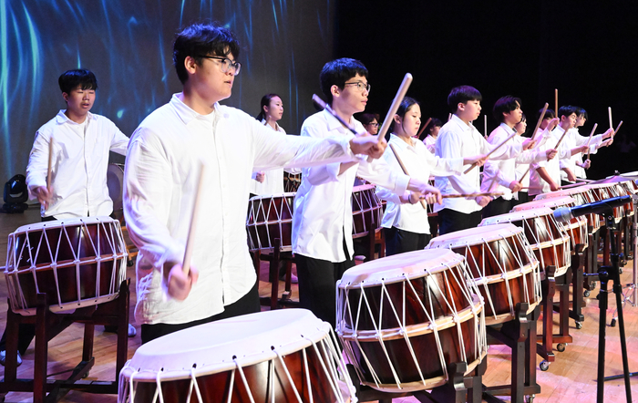 13일 대구 달서구 대구학생문화센터 대공연장에서 열린 제25회 대구학생동아리한마당 개막식에서 왕선중학교 학생들이 설장구와 상모돌리기 공연을 펼치고 있다. 올해는 경북 학생들이 처음으로 개막 무대에 참여해 대구·경북 학생들의 문화예술 교류가 이뤄졌다. 행사는 초·중·고 450여 개 동아리 학생 2만여 명이 참여한 가운데 오는 23일까지 대구학생문화센터 등 5개 거점 공간에서 진행된다.
정세영 수습기자 sy302@yeongnam.com