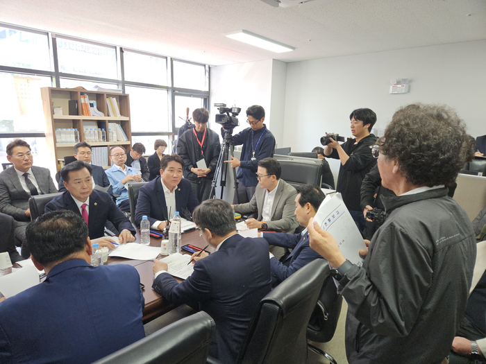 대구시의회 건설교통위원회 위원들이 14일 도시철도 2호선 만촌역 출입구 공사 현장 사무실에서 공사 현황에 대한 브리핑을 듣고 있다. 서민지기자
