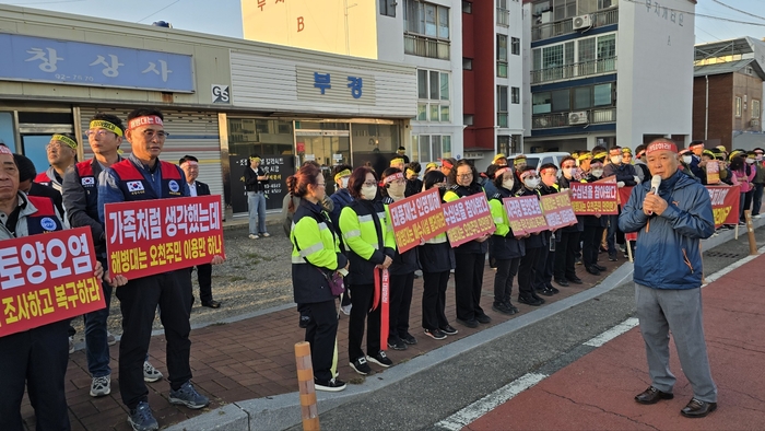 오천읍개발자문위원회가 14일 오전 7시 해병대 제1사단 정문 앞에서 태풍 힌남노 피해와 관련한 배수시설 개선 문제의 조속한 해결과 해병대 군부대 이전 약속의 이행을 촉구하고 나섰다. 오천읍개발자문위원회 제공
