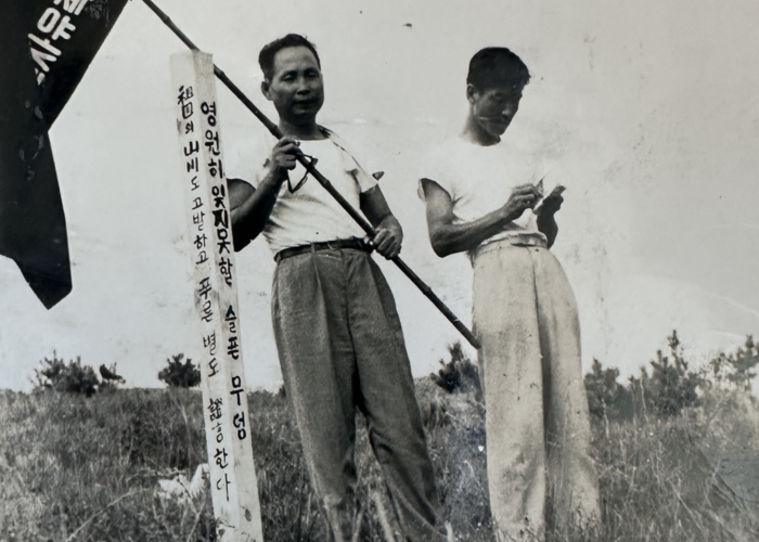 1960년 대구 가창골 일대에서 한국전쟁 전후 민간인 학살을 조사하던 이원식(왼쪽) 선생. 이광달 화백 제공
