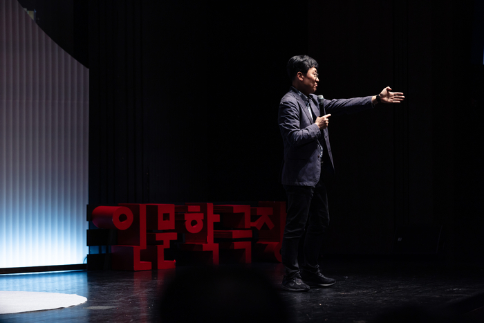 14일 대구문화예술회관 비슬홀에서 열린 2026 DAC 인문학극장에서 김상욱 교수가 우리가 과학을 알아야 하는 이유 중 하나는 민주주의를 지키기 위한 과학적 사고라고 주장했다. 대구문화예술회관 제공