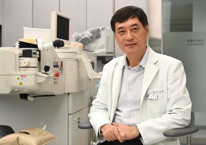 삼성안과 이승현 대표원장은 카탈리스 프리시전 레이저로 백내장 수술을 하면 초음파 사용을 최소화해 회복이 빠르다고 강조했다. 삼성안과 제공