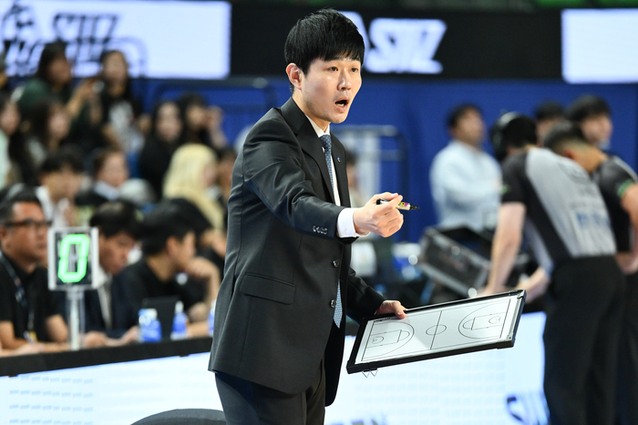 프로농구 가스공사 강혁 감독이 지난 14일 대구실내체육관에서 열린 가스공사와 KT 경기 중 작전지시를 내리고 있다. KBL 제공