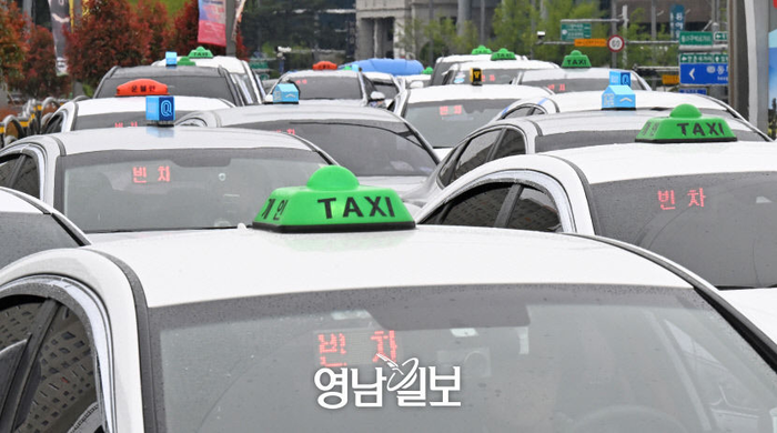 대구 택시업계에 빈차 공포가 확산하고 있다. 동대구역 앞에 줄 지어 서 있는 택시 모습. 영남일보DB