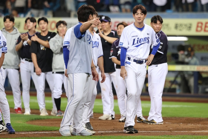 지난 12일 대구삼성라이온즈파크에서 열린 삼성과 KT 경기 종료 직후 구자욱(오른쪽 두 번째)이 동료들과 함께 3루 더그아웃으로 걸어가고 있다. 삼성 라이온즈 제공