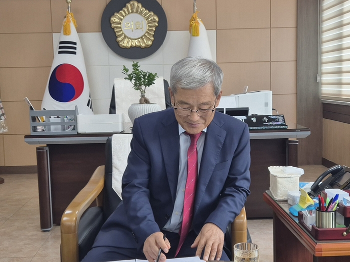 울릉군의회 최초의 5선 의원인 이철우 의장. 홍준기기자