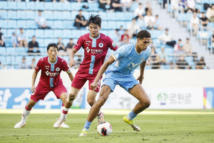 대구FC의 데커스가 공을 몰고 가고 있다. 대구FC 제공